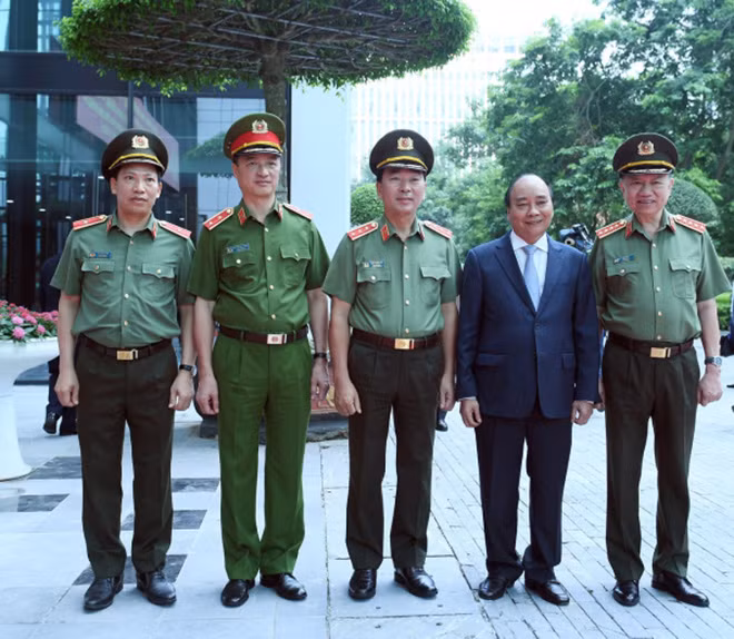 Tri ân, tôn vinh những tấm gương tiêu biểu 