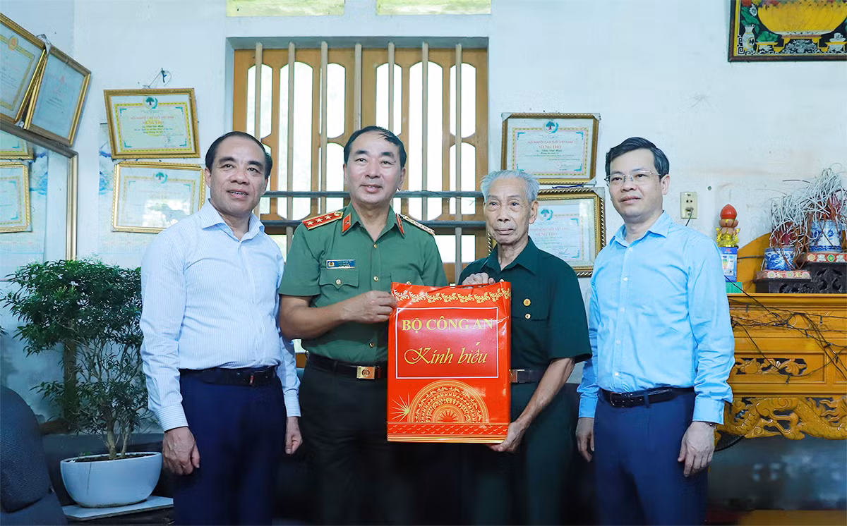  Thứ trưởng Trần Quốc Tỏ dâng hương tại Khu di tích lịch sử Nha Công an Trung ương -0