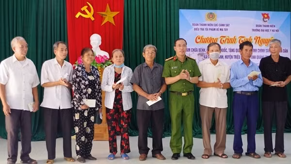 Bé trai con thương binh CAND xúc động nhận trái bóng do Bộ trưởng Tô Lâm trao tặng ảnh 5