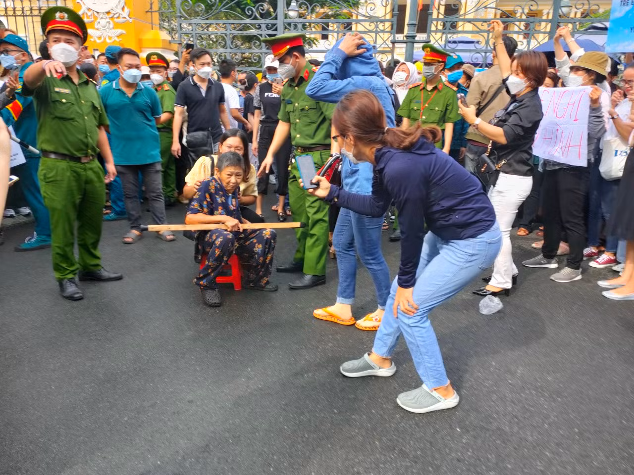 Vụ cha đẻ và “dì ghẻ” bạo hành bé gái 8 tuổi: Phiên tòa của sự phẫn nộ -0