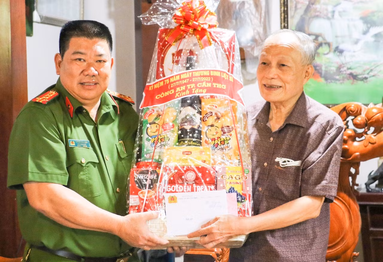  Công an TP Cần Thơ thăm hỏi, tặng quà gia đình chính sách -0
