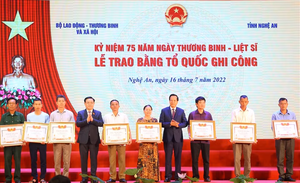 Xúc động hành trình gần một thế kỷ tìm mộ liệt sĩ -0