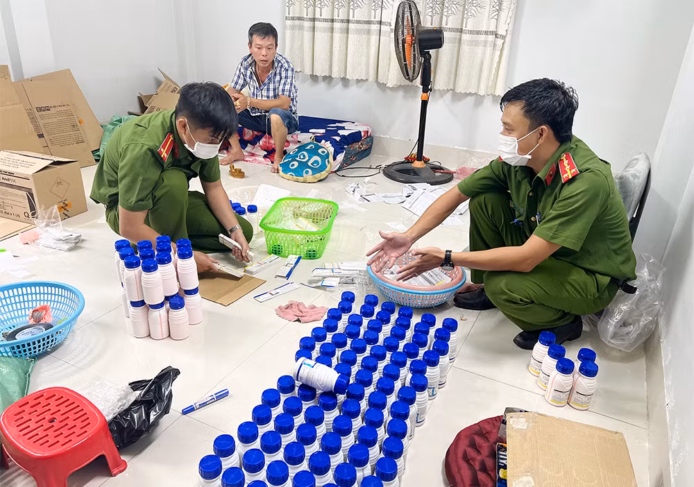 Bắt quả tang đối tượng sản xuất, buôn bán thuốc BVTV giả -0