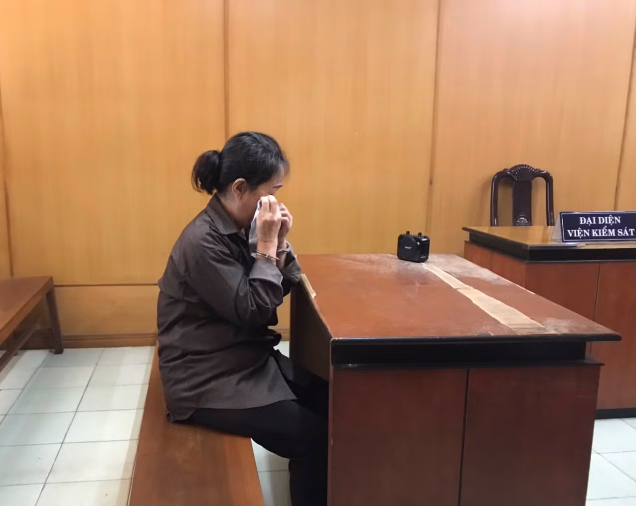 Ghen tuông đốt chết chồng trẻ, người vợ lãnh 18 năm tù -0