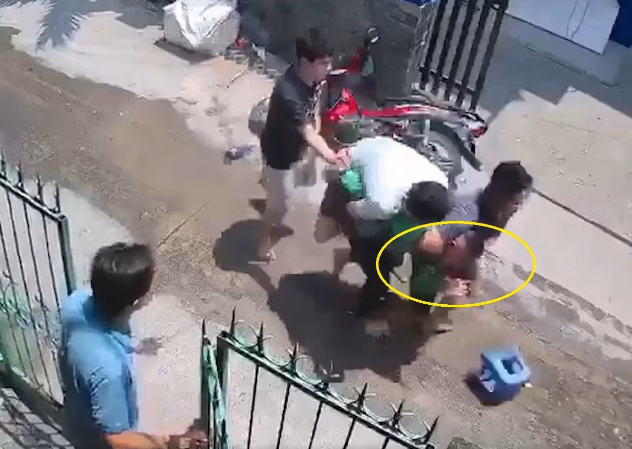 Nhân viên giày dép khống chế tên trộm xe máy trong 30 giây -0