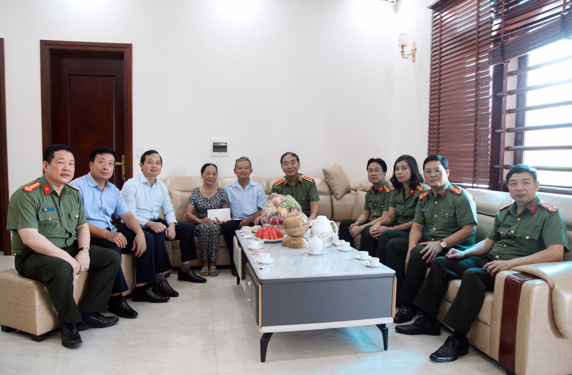 Thứ trưởng&nbsp;Trần Quốc Tỏ dâng hương và thăm hỏi, tặng quà gia đình chính sách nhân dịp 27/7 -2