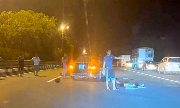 Thanh niên đi xe máy vào Đại lộ Thăng Long bị ô tô đâm tử vong -0