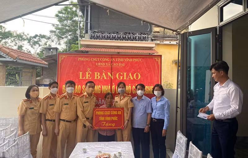 Vĩnh Phúc: Hình ảnh về những chiến sĩ áo vàng đẹp mãi trong lòng dân -1