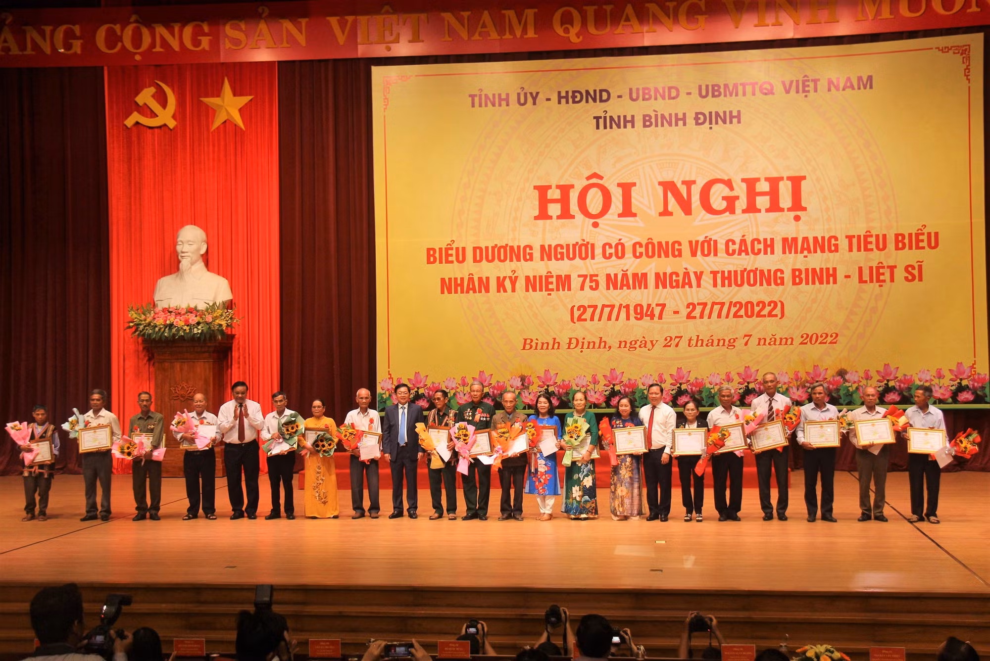Bình Định trao Bằng khen tặng cho 20 người có công với cách mạng tiêu biểu -0