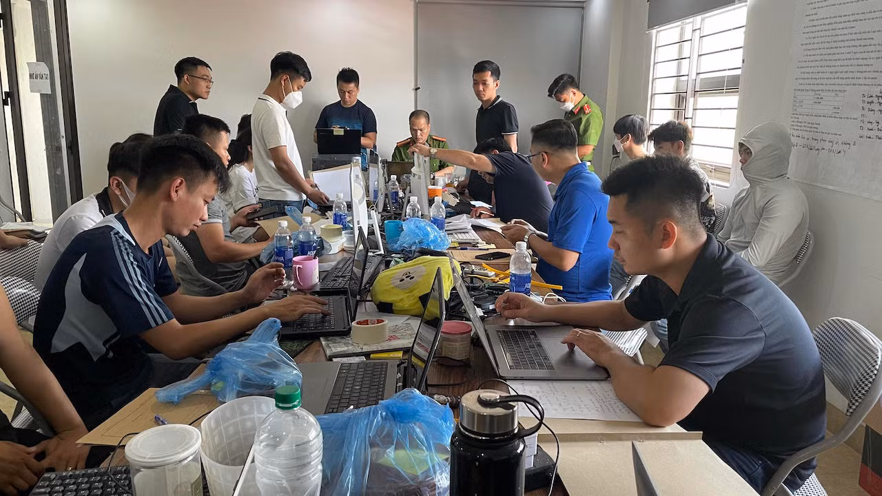 Đường dây cho vay lãi nặng hơn 1800 tỷ đồng qua ứng dụng điện thoại di động được triệt phá như thế nào? -0