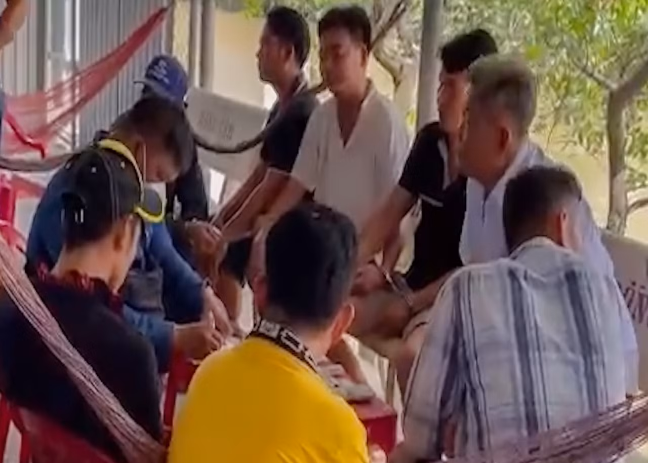 lực lượng công an lập biên bản tạm giữ tang vật tại hiện trường vụ đánh bạc.jpg -0