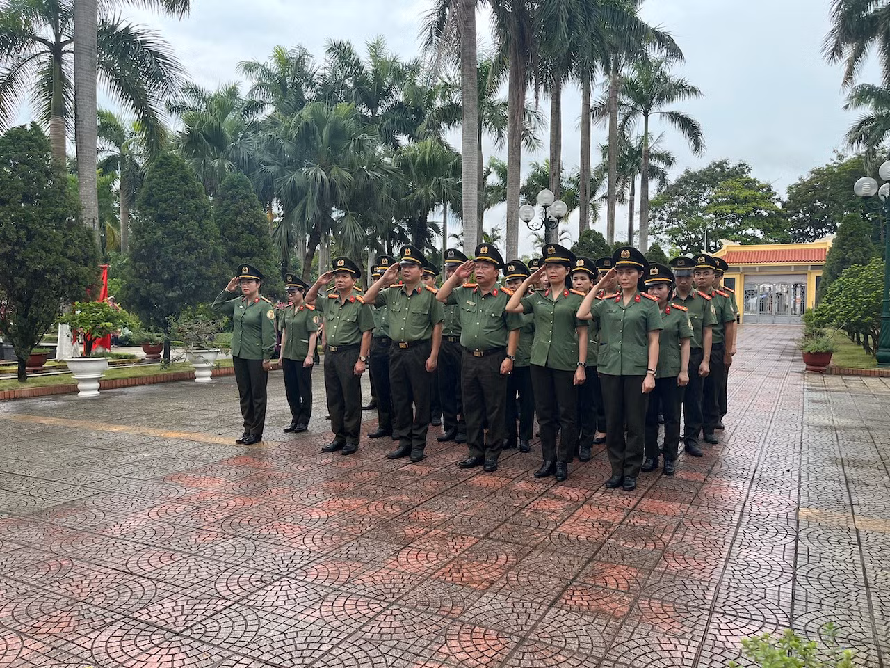 Cụm thi đua số 2, Bộ Công an tổ chức thăm hỏi, tặng quà thân nhân cán bộ, chiến sĩ là thương binh, liệt sỹ -0