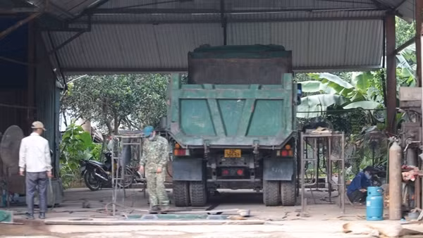 CSGT xử lý mạnh tay kết hợp tuyên truyền, nhiều chủ xe tự giác cắt thùng
