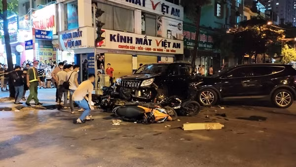 Tạm giữ tài xế liên quan vụ tai nạn liên hoàn ở Hà Nội
