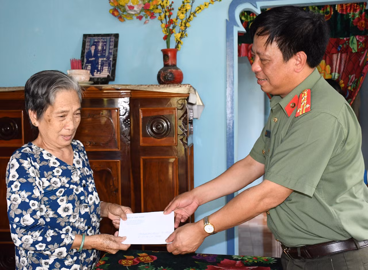 Công an Trà Vinh tặng quà gia đình chính sách, trao nhà nghĩa tình đồng đội -0