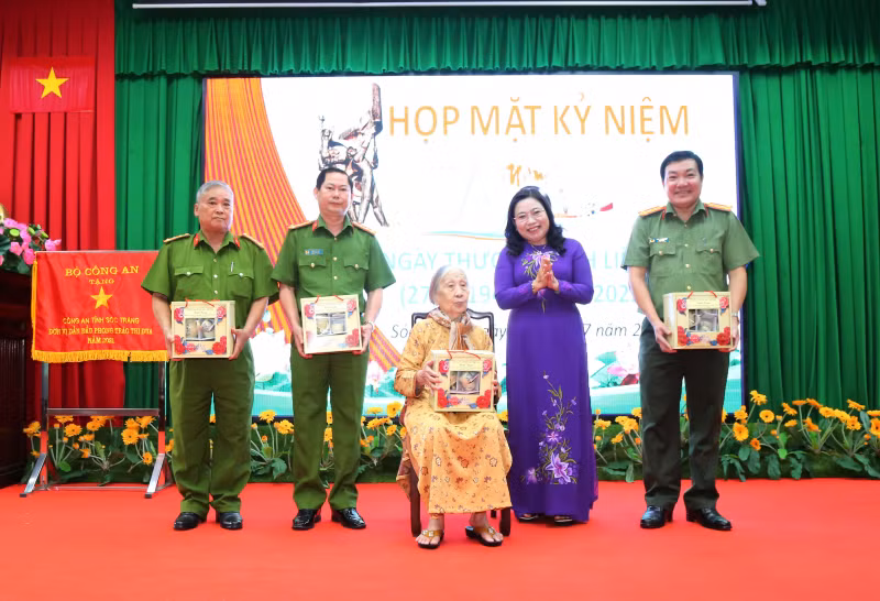 Công an các đơn vị, địa phương tổ chức nhiều hoạt động tri ân -0