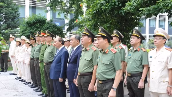 Tri ân, tôn vinh những tấm gương tiêu biểu "Vì nước quên thân, vì dân phục vụ" ảnh 14