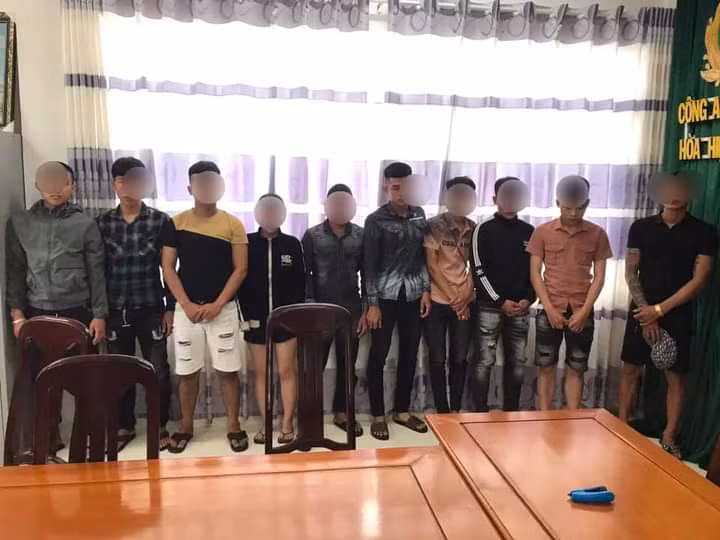  Đề nghị tước giấy phép cơ sở karaoke để khách bày 
