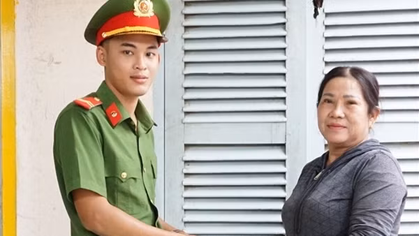 Chiến sĩ Công an nhặt được của rơi trả lại người đánh mất