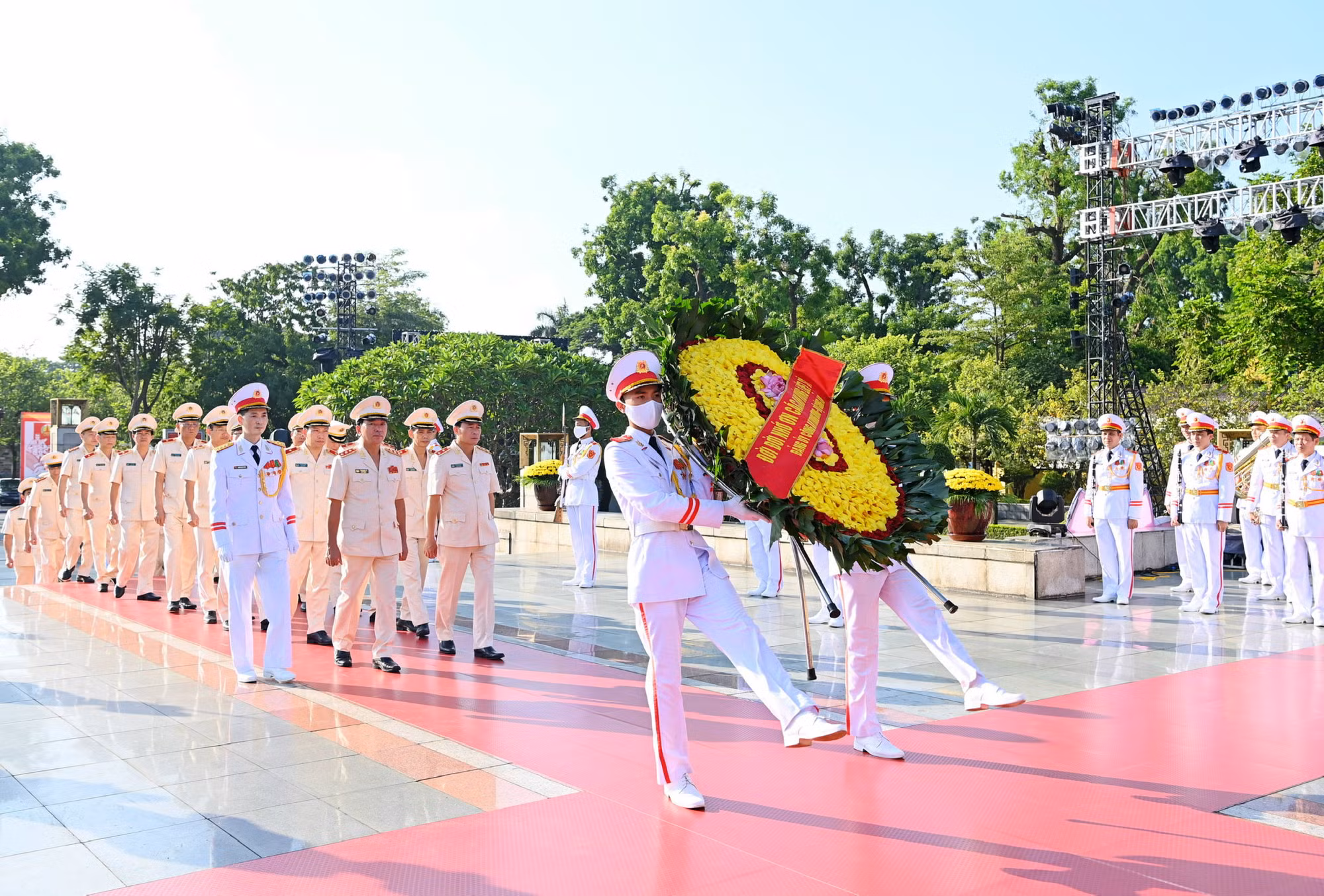 Đảng ủy Công an Trung ương, Bộ Công an tưởng niệm các anh hùng liệt sĩ và viếng Lăng Bác -1