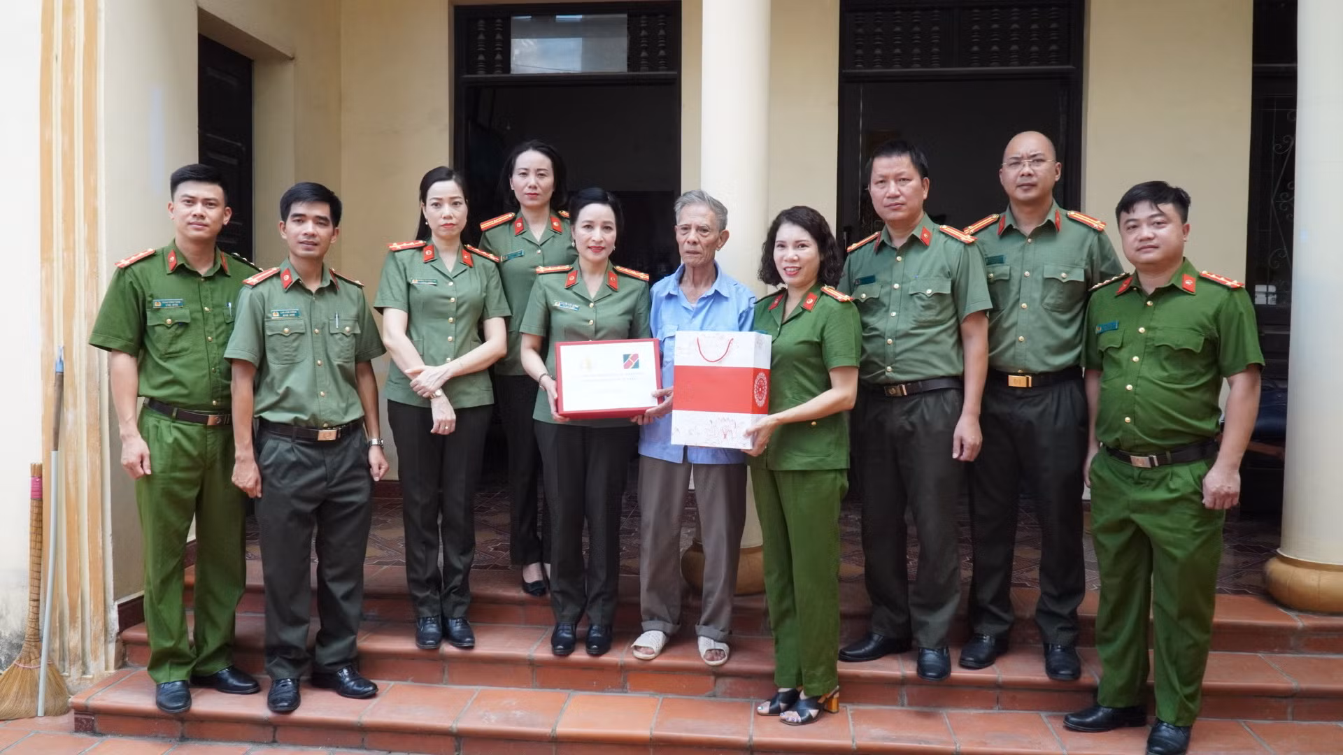 Lãnh đạo Cục Truyền thông CAND thăm hỏi gia đình liệt sĩ -0