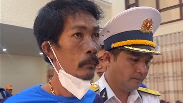 Năm ngư dân trôi dạt 12 ngày đêm trên biển đã về nhà
