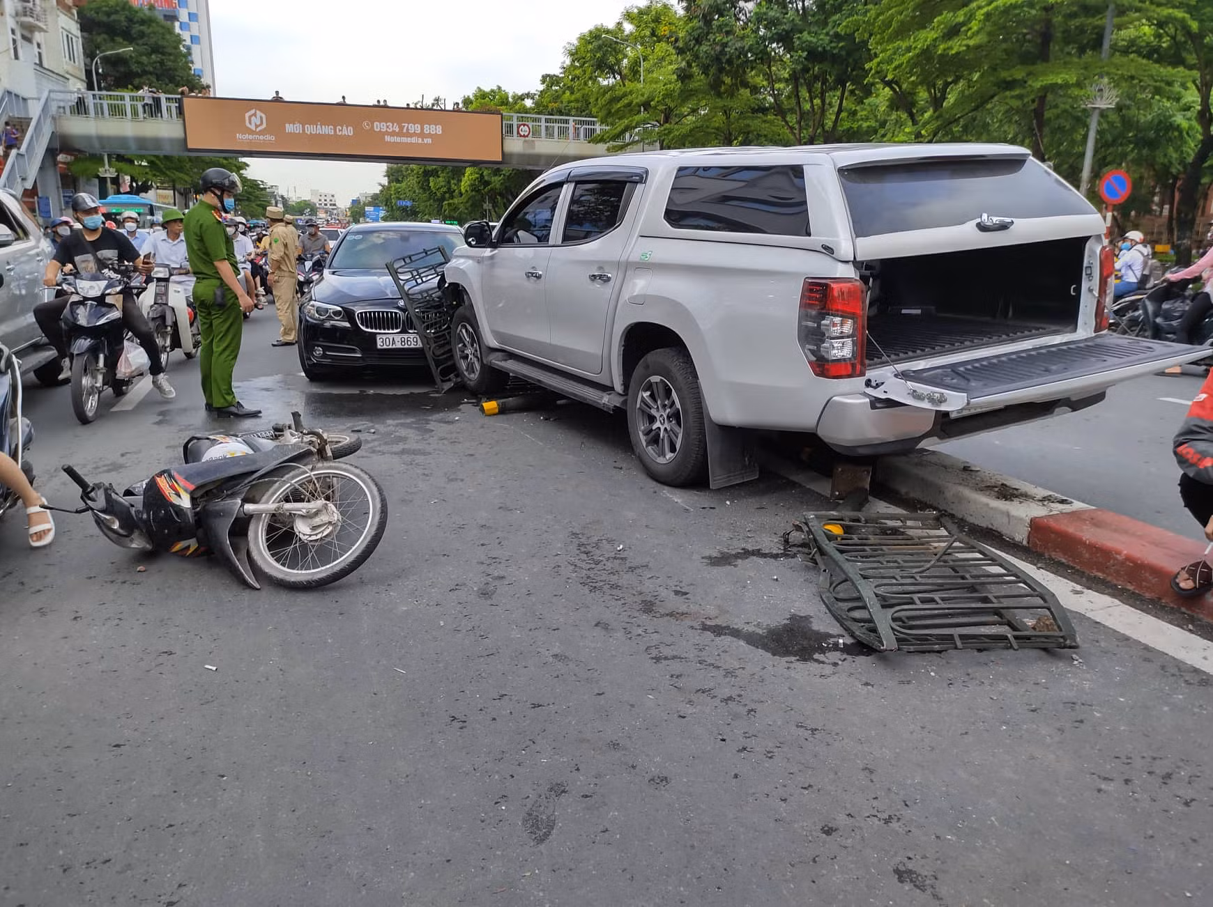 Bán tải cày nát dải phân cách, tông liên tiếp ô tô và xe máy trên phố -0
