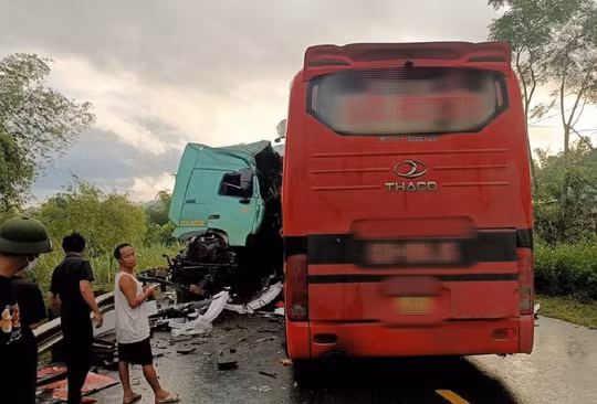 Xe khách và xe tai đâm nhau 2 tài xế tử vong -0