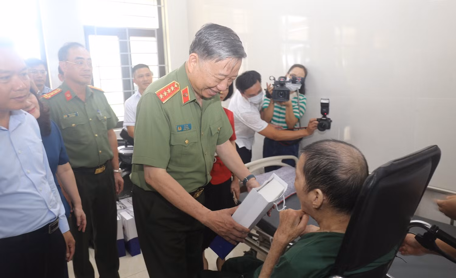Tri ân các anh hùng liệt sỹ, thương bệnh, binh bằng những việc làm cụ thể, ý nghĩa -2