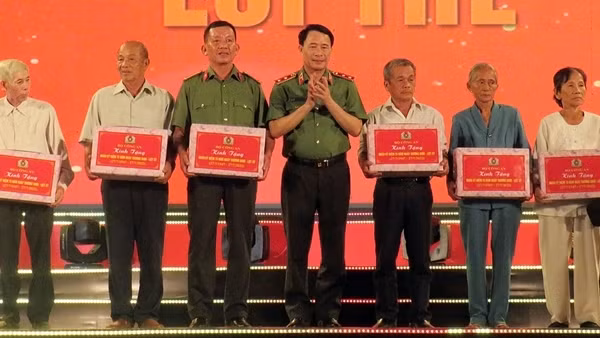 Lãnh đạo TP Hồ Chí Minh dâng hương tưởng niệm các Anh hùng Liệt sĩ ảnh 7