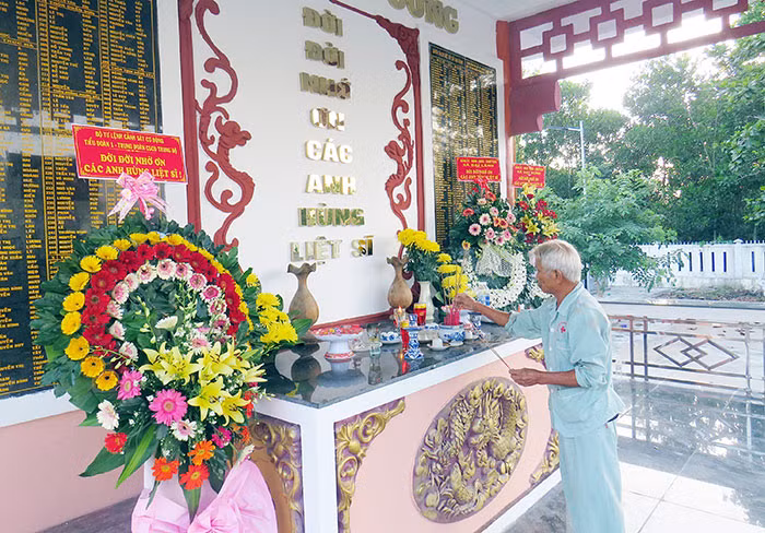 Cụ ông gần 30 năm chăm sóc phần mộ liệt sĩ -0