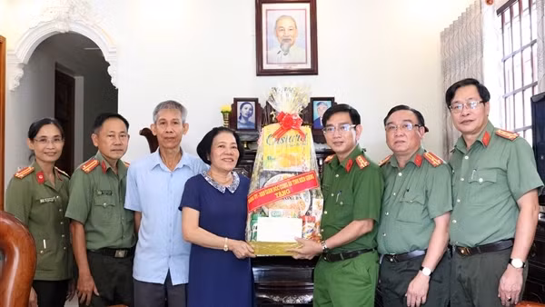 Công an tỉnh Trà Vinh tặng quà gia đình chính sách, trao nhà nghĩa tình đồng đội ảnh 3