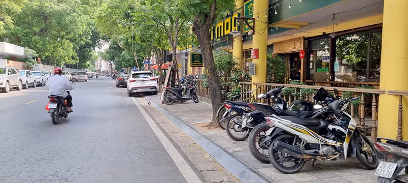 Hà Nội: Tràn lan tình trạng lấn chiếm vỉa hè làm nơi kinh doanh -0