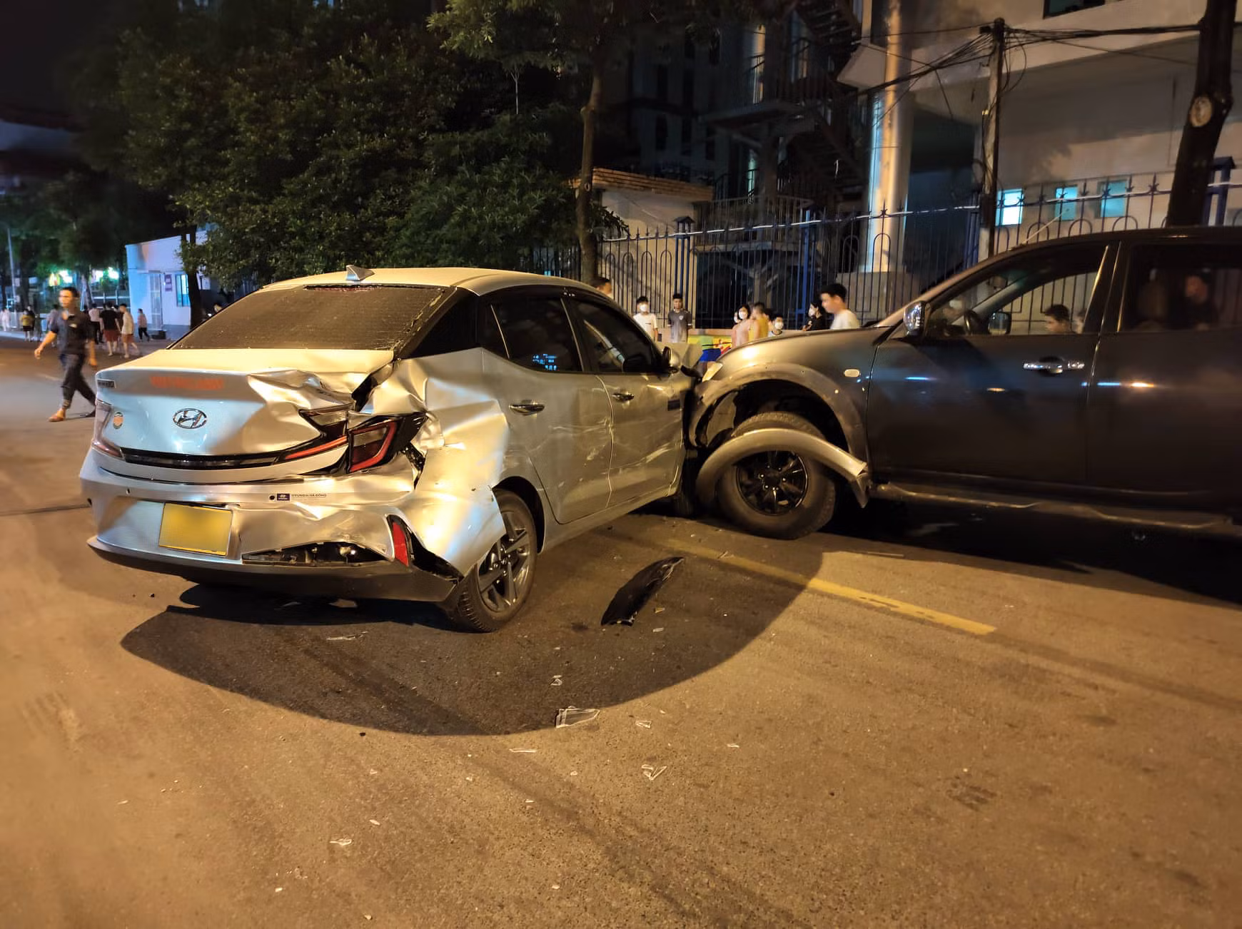 1 người tử vong sau tai nạn liên hoàn giữa 4 ô tô và 6 xe máy -0