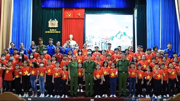 Trẻ em Hà Nội học cách thoát hiểm khi gặp hỏa hoạn ảnh 15