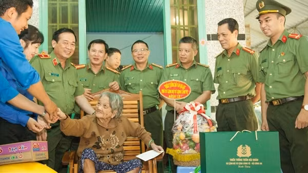 Bộ Tư lệnh Cảnh vệ tặng quà các Mẹ Việt Nam Anh hùng và tu sửa mộ liệt sỹ
