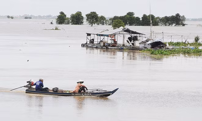 Cánh đồng vùng đầu nguồn ngập nước, người dân tận dụng khai thác thủy sản mùa lũ.