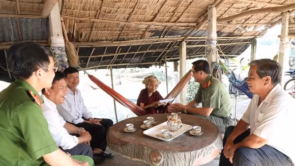 Tặng quà tri ân các Mẹ Việt Nam anh hùng và gia đình chính sách