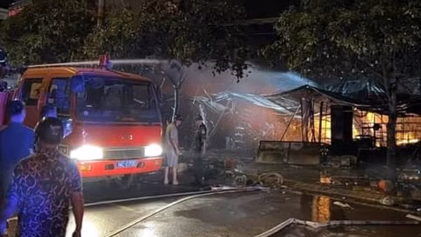 Cháy chợ Móng Cái trong đêm