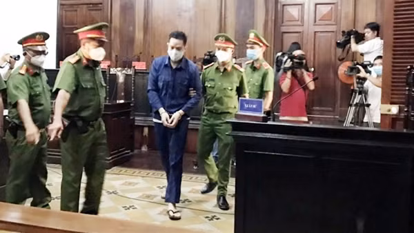Xét xử cha đẻ, mẹ kế hành hạ bé gái 8 tuổi đến chết ở Bình Thạnh