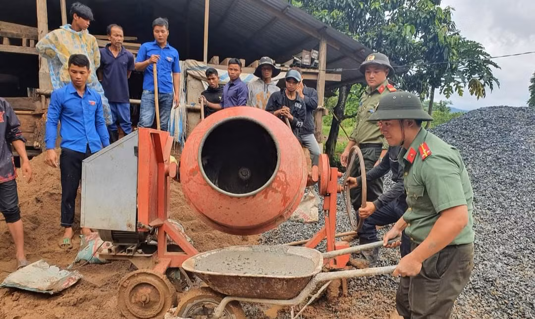 Tuổi trẻ Công an Quảng Trị giúp người dân vùng cao xã Xy -1