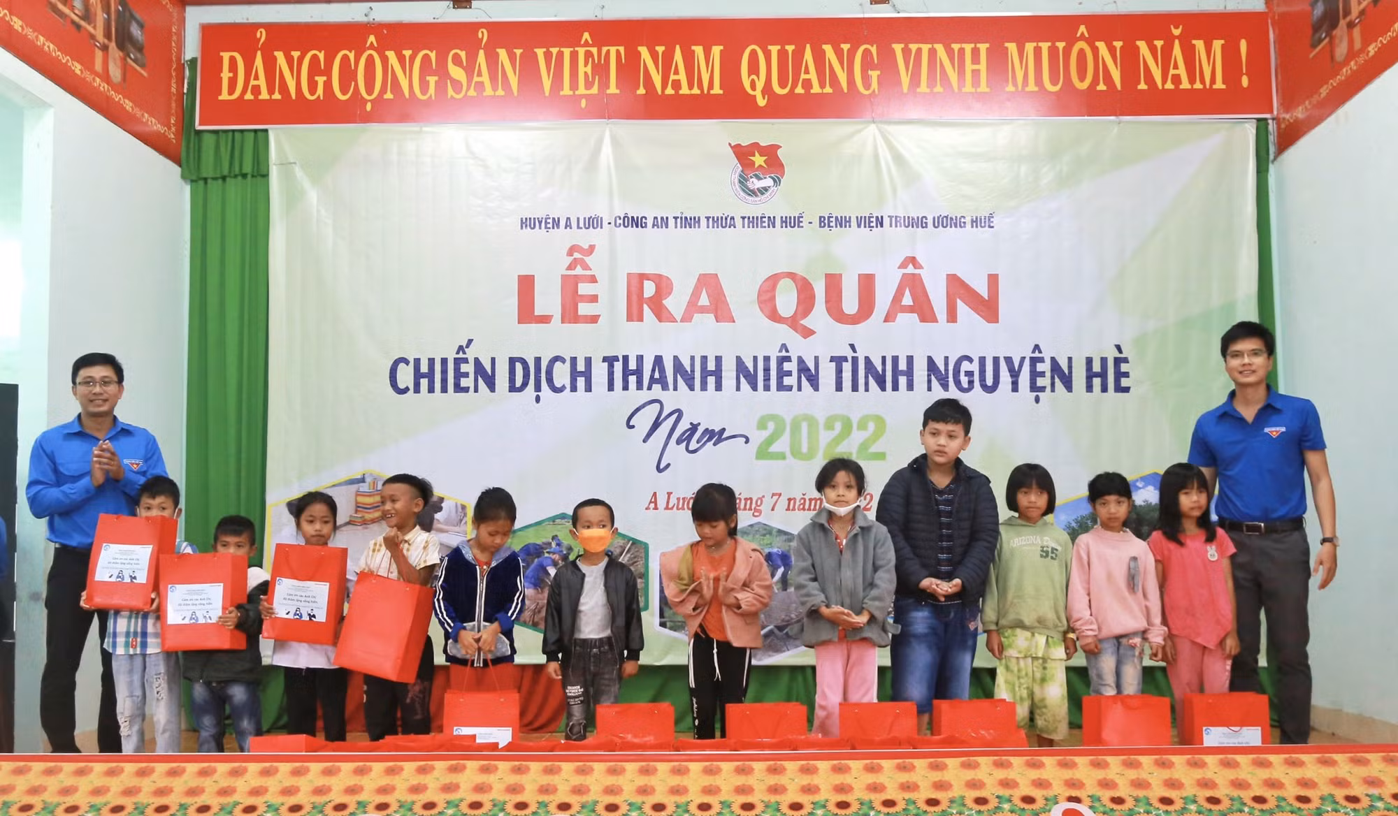 Bác sĩ trẻ tình nguyện khám bệnh, cấp phát thuốc miễn phí cho hàng trăm người nghèo -0