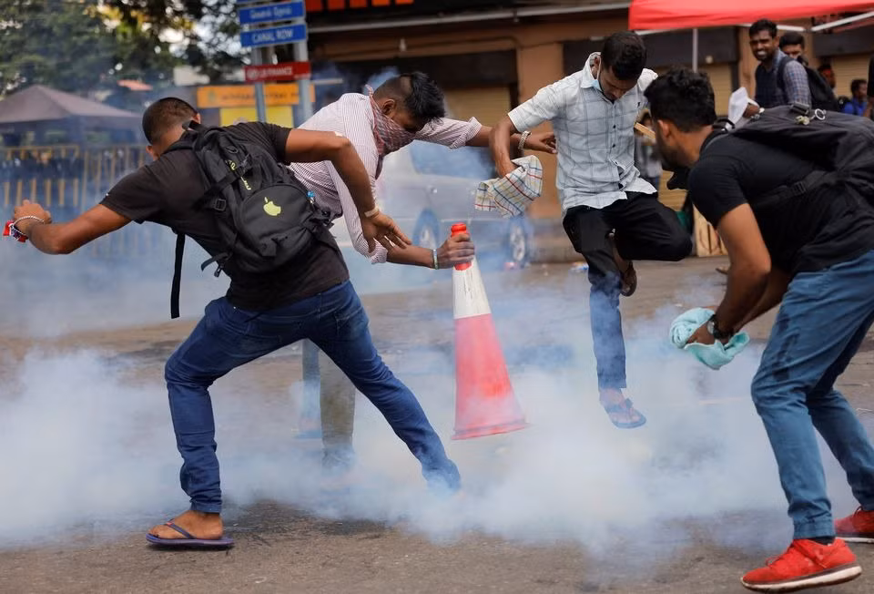 Sri Lanka: Người biểu tình tràn vào dinh tự Tổng thống, cảnh sát bất lực - 0