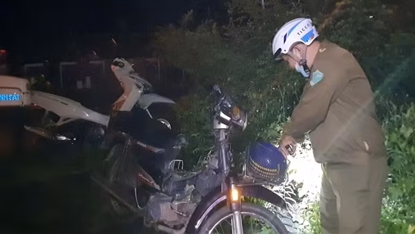 Để lại xe máy trên cầu Rạch Miễu rồi lao mình xuống sông Tiền