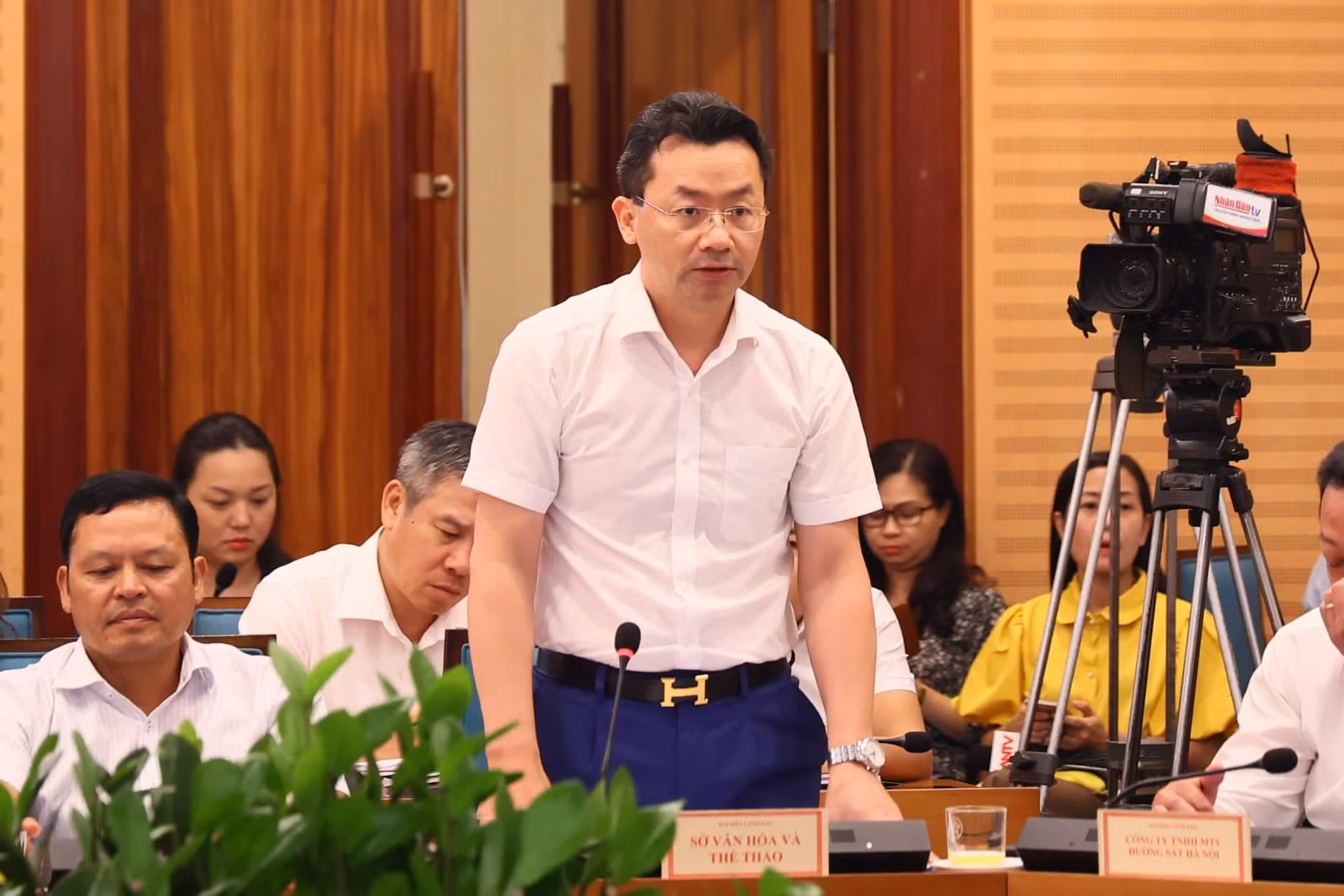 Sở Văn hoá và Thể thao Hà Nội yêu cầu báo cáo vụ diễn viên Hồng Đăng đi du lịch Châu Âu -0