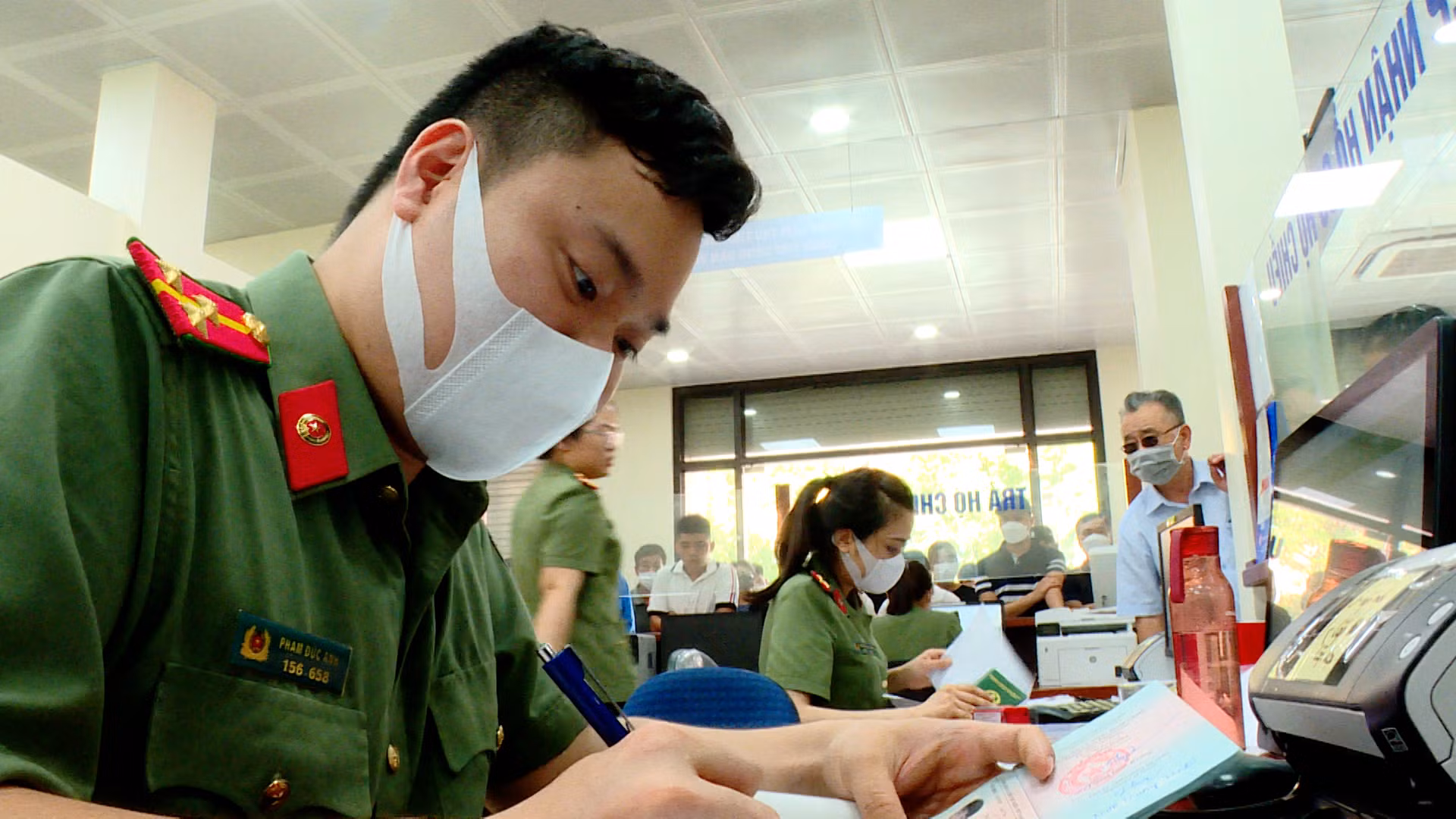 Công an Bắc Ninh: Làm thêm ca, thêm giờ, kịp thời trả hộ chiếu mẫu mới cho công dân -0