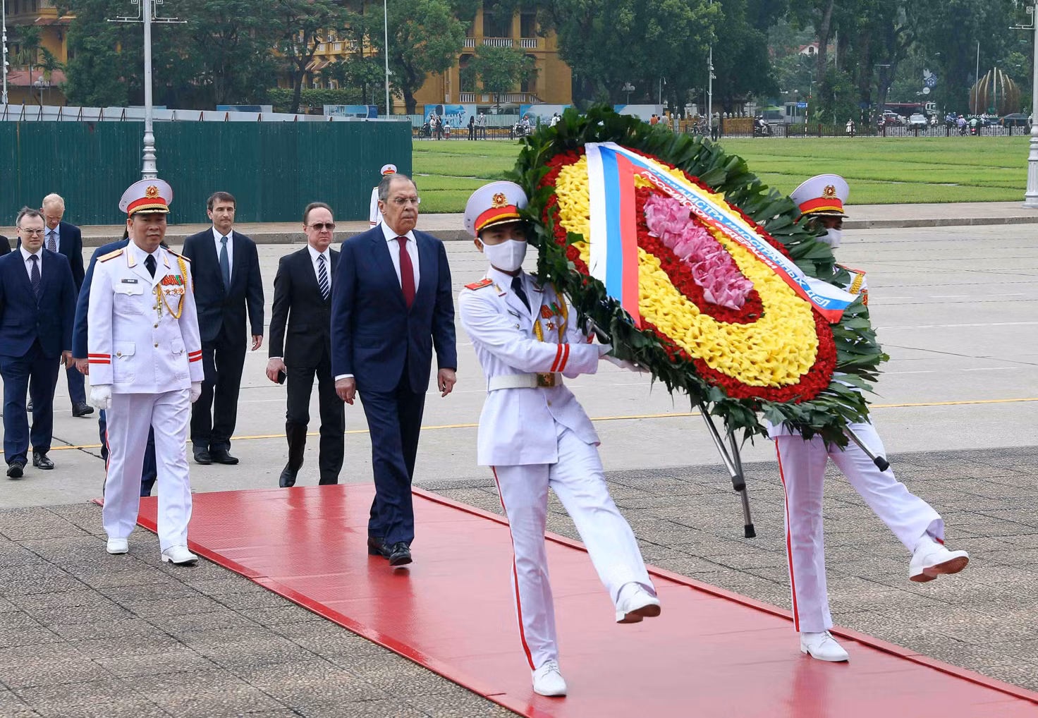 Ngoại trưởng Nga Sergey Lavrov đặt vòng hoa viếng Lăng Chủ tịch Hồ Chí Minh