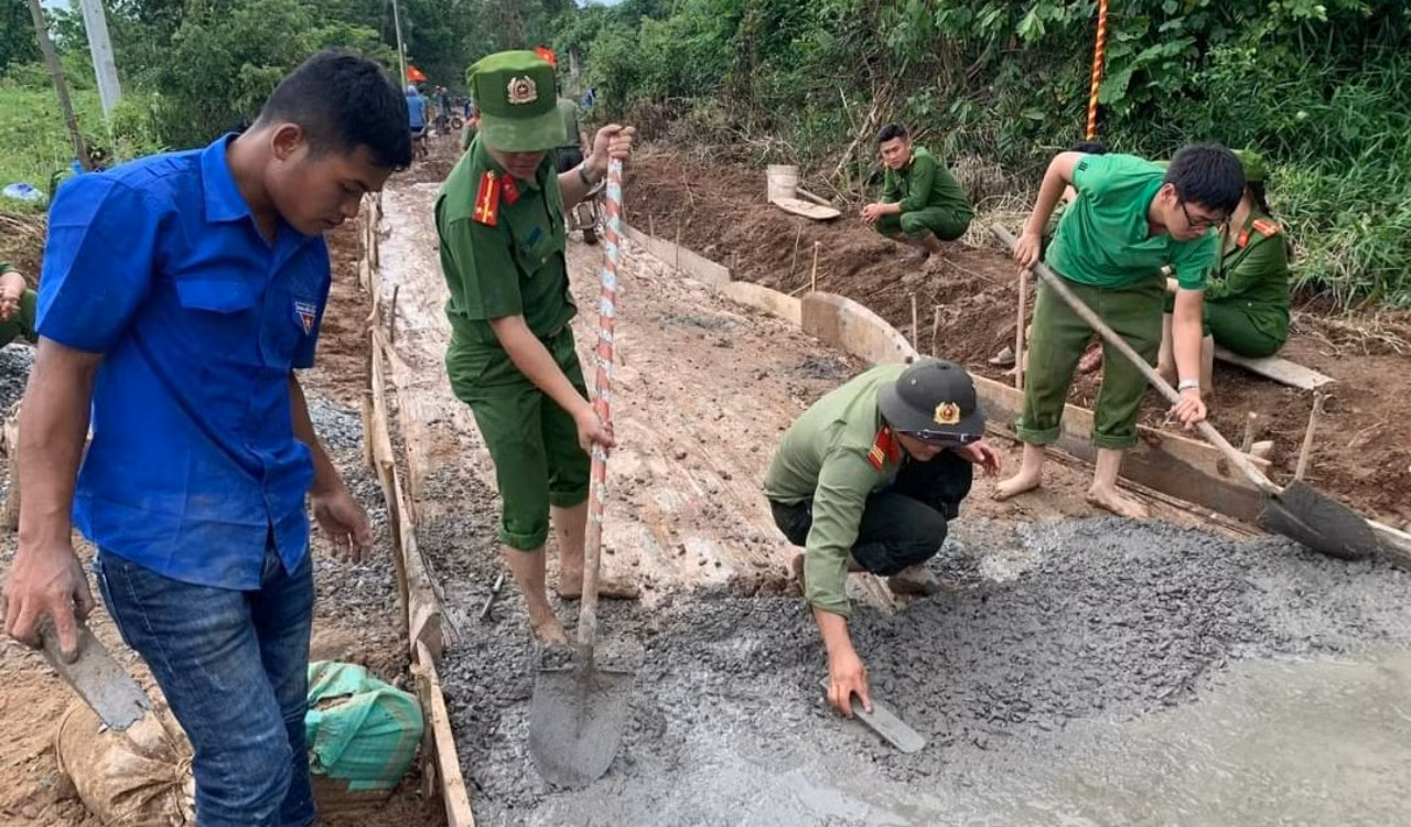 Tuổi trẻ Công an Quảng Trị giúp người dân vùng cao xã Xy -0