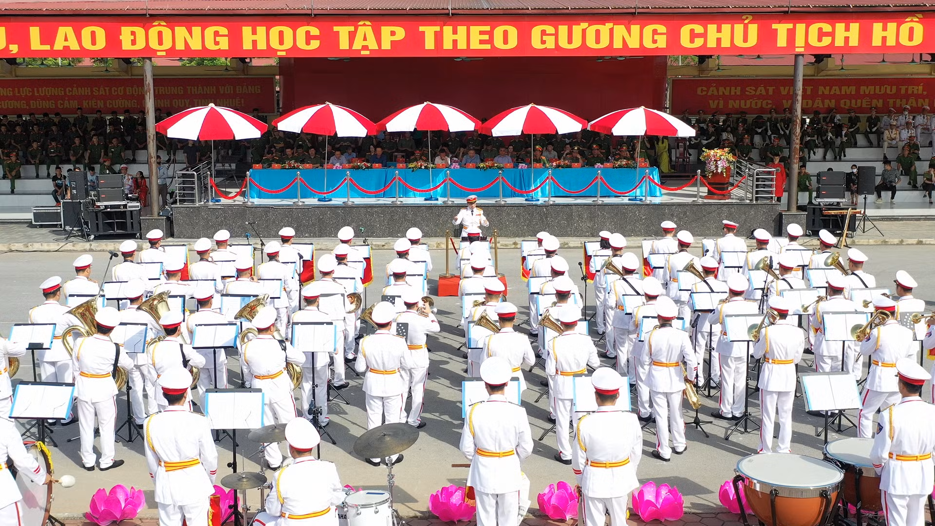 Đại tướng Tô Lâm dự tổng duyệt chương trình của Đoàn Nhạc Cảnh sát Việt Nam tại Nhạc hội Cảnh sát các nước ASEAN+ -8