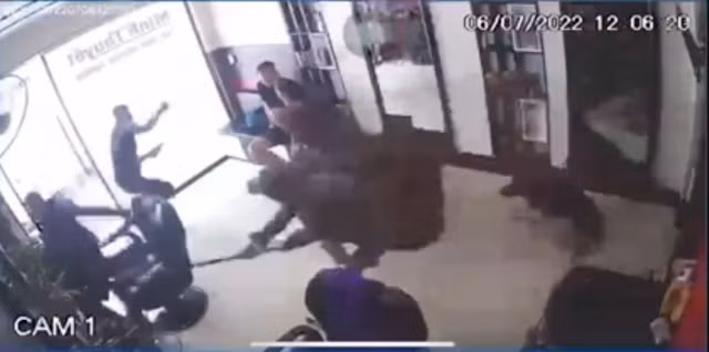 Bị chém đứt lìa bàn tay khi đang ngồi cắt tóc